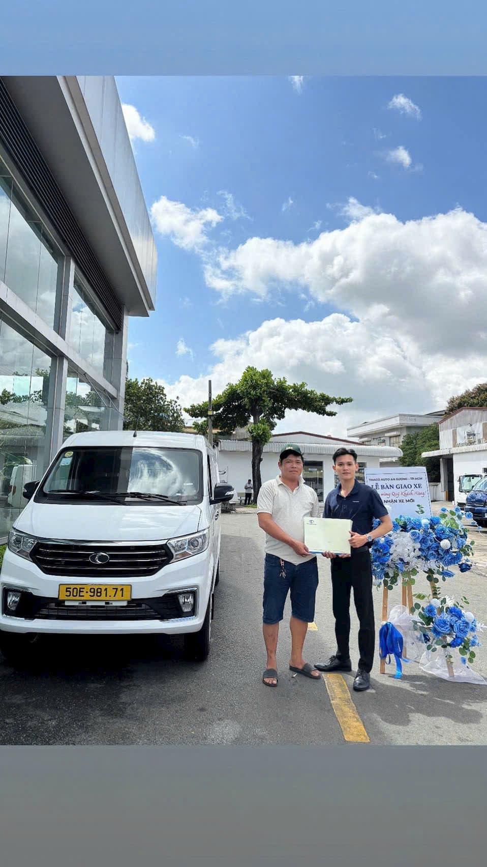Bàn giao xe Frontier Van tại THACO An Sương